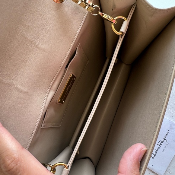 Salvatore Ferragamo Thalia Bag in Macadamia color - Picture 4 of 11